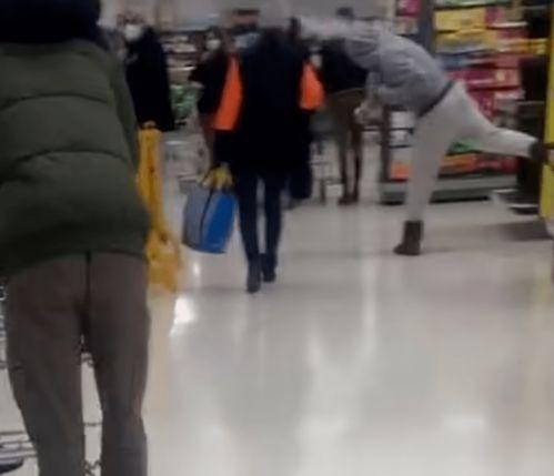 男子扒窗户吃瓜视频,这瓜吃出“新境界”-第2张图片-网曝911黑料热点事件