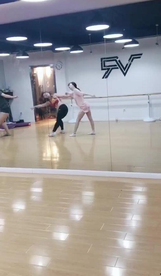 跳舞的吃瓜,一场别开生面的舞蹈盛宴-第3张图片-网曝911黑料热点事件