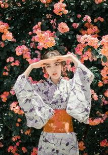 和服女孩吃瓜曝光,网络曝光引发热议-第1张图片-网曝911黑料热点事件