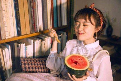 和服女孩吃瓜曝光,网络曝光引发热议-第3张图片-网曝911黑料热点事件